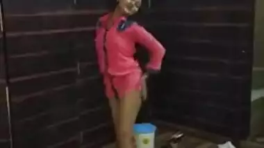 Seductive dance by the Indian XXX girl wearing a pink shirt