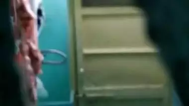 Bhabhi spied in bathroom video