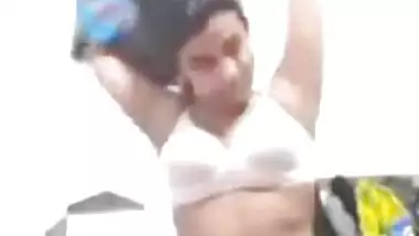 Sexy Lankan Girl Showing Her Boobs on Vc