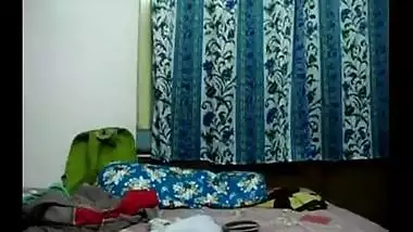 Indori bhabhi masturbates while chatting on phone