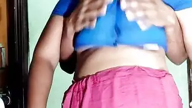 Sexy Bhabi using vibrator with young dever…hot bhabi ki doodh.