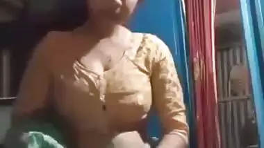 Stripping saree to nude Indian girl mms video