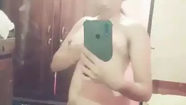 Nude desi girl shows her pink pussy in MMS