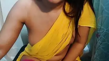 Horny Bhabhi spreading her legs showing pussy