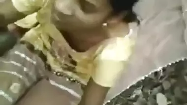 Outdoor sex video com of a slim desi girl satisfying her horny lover