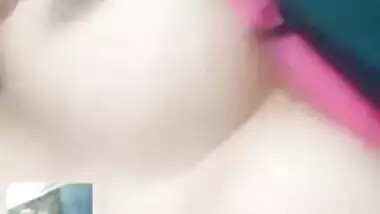 Hot look Desi Clg Girl Showing her Boobs on Video Call New Leaked Mms