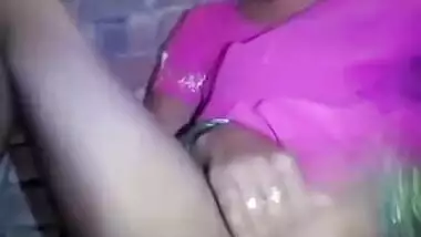 Indian babe records sneaky porn clip in which she actively masturbates