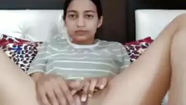 Mumbai girl enjoys figering after she watches porn