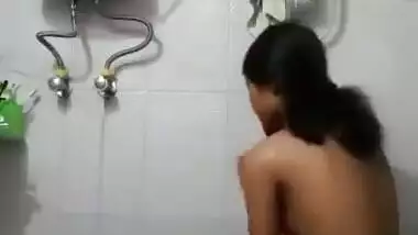 Desi Cute Girl Showing Bathing And Fingering