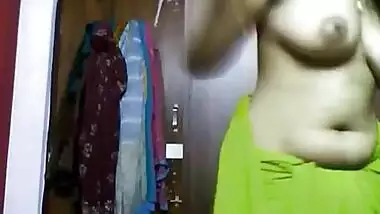 vasavi bhabhi changing blouse