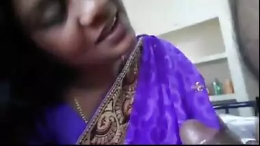 Tamil house wife removes blouse & in-skirt