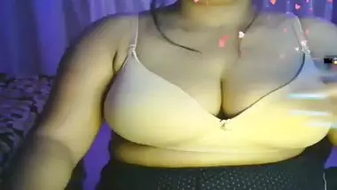 Desi sexy loving hot girl show boobs online.
