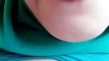 Hijabi Girl Sucks And Tastes Her Own Milk From Big Boobs