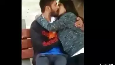 indian hot gf suking dick in park