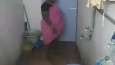 mumbai kaamwali bai taking shower
