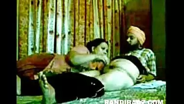 Punjabi Sardaar couples ki chudai hidden cam mai aayi