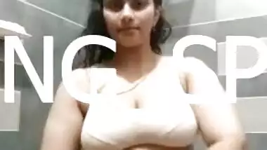 Desi bhabi remove dress and show her big boob