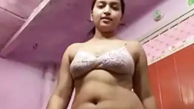 Chubby big ass girl bathing nude on cam