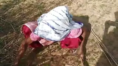 Indian pervert fucks a labor girl outdoors in the desi bf
