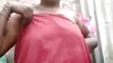 Desi village bhabi show her hot boobs