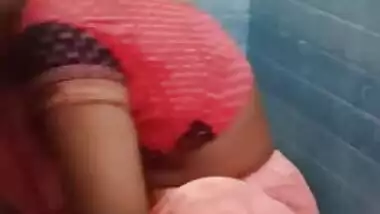 Desi cute bhabi show her boobs on bath time