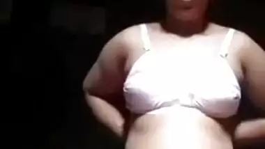 Pretty Desi woman proves she wants sex by showing XXX body on camera