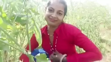 Desi bhabhi takes money to fuck outdoor