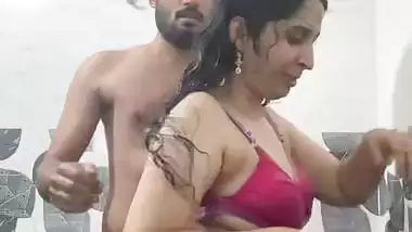 Bhabhi under shower nude blowjob and viral boob press