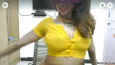 yellow saree desi babe nude strip and dance on cam