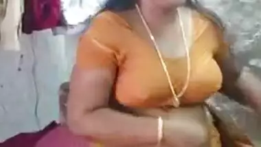 Cheating desi chubby aunty in saree strip for boyfriend
