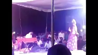 Desi girls very hot stage dance