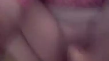 Amateur video of Indian woman stretching vagina with fingers