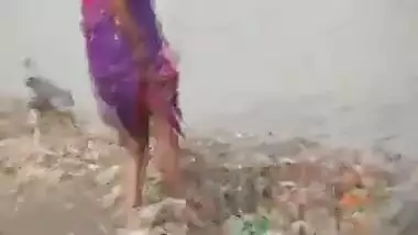 Bengali desi aunty washing mature ass in Public 