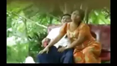 Outdoor blowjob from mature Jharkhand aunty