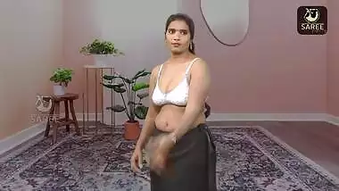 Horny booby aunty wearing sari showing huge cleavage and hot navel backless show