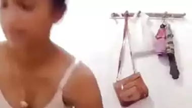 Cute Lankan Girl Showing Boobs and Pussy