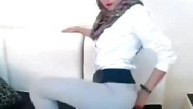 Hijabi playing with her pussy