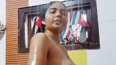 Big boobs Indian babe under shower viral clip