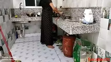 Indian Desi Maid Kitchen Main Khana Bna Rhi Thi Budhe Man Ne Thok Di