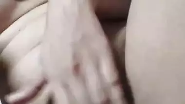 Indian girl fingering hairy pussy viral clip