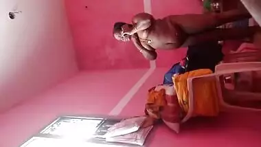 Mature Randi nude captured, while she talking on phone