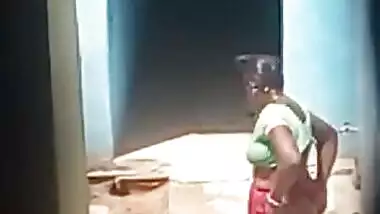 South Indian Aunty In Saree Bathing Video In Hidden Cam