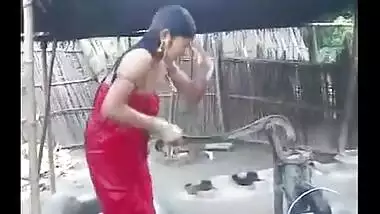 Dehati village bhabhi outdoor bathing leaked mms