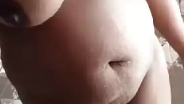Horny Desi XXX bitch bathing her sweet boobs and chubby pussy