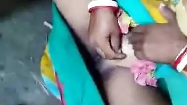 Desi Bhabhi shaving Her Pussy