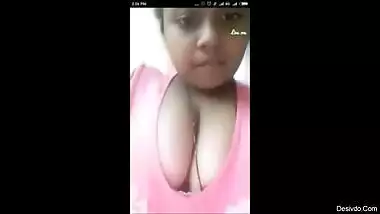 Desi girl cleavage very hot