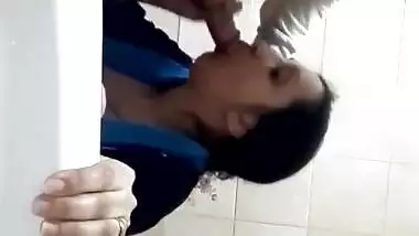 Paki office girl sex with her colleague in the restroom